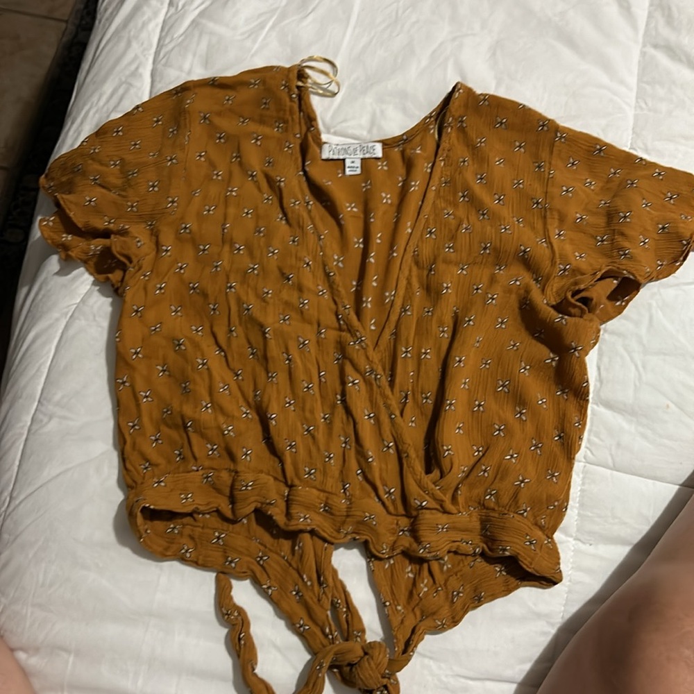 ANTHROPOLOGY AND TAN BLOUSE,
SIZE MEDIUM